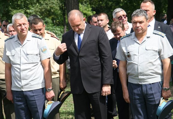 С президента беше и командващият ВВС ген. Цанко Стойков /вляво/.