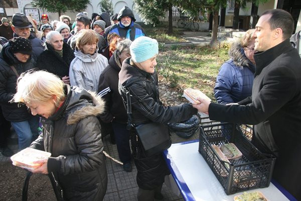 Не минаваше християнски празник, където районният кмет да не раздава лично курбан - бил той печена риба или чорба.