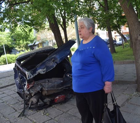 Златка Терзиева пред съсипаната си кола. Снимки: Авторът