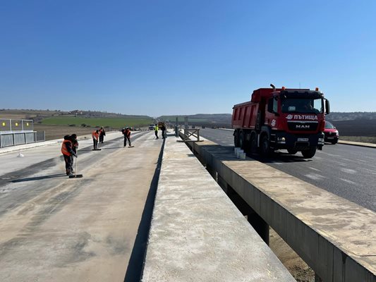Премиерът Бойко Борисов обяви днес, че до седмица ремонтираното трасе край Чирпан ще е готово и магистрала "Тракия" ще е напълно отворена още за пролетния сезон. 