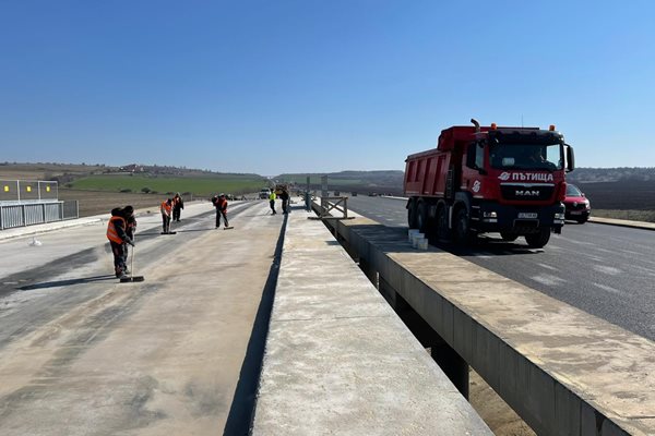 Премиерът Бойко Борисов обяви днес, че до седмица ремонтираното трасе край Чирпан ще е готово и магистрала "Тракия" ще е напълно отворена още за пролетния сезон. 