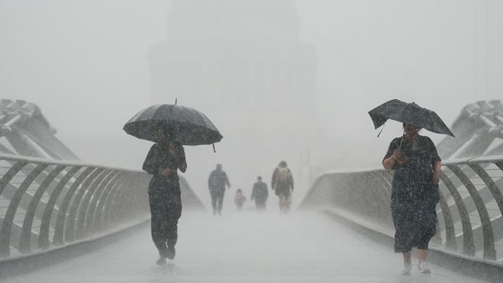 Тропическа буря със силен вятър и дъжд се разрази днес в Северните Филипини