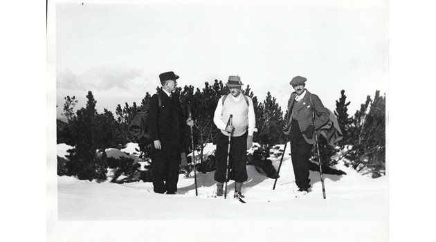 Княз Кирил, Иван Буреш и цар Борис правят зимно изкачване на връх Мусала през 1936 г. по случай 50-годишнината на акад. Буреш. 
СНИМКИ: АРХИВ НА ВНУКА НА АКАД. БУРЕШ АЛЕКСИ ПОПОВ