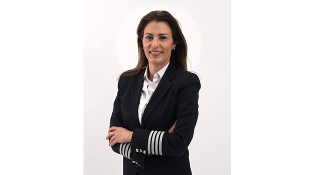 Капитан Росица Иванова, командир на Airbus A220 на "България Еър"