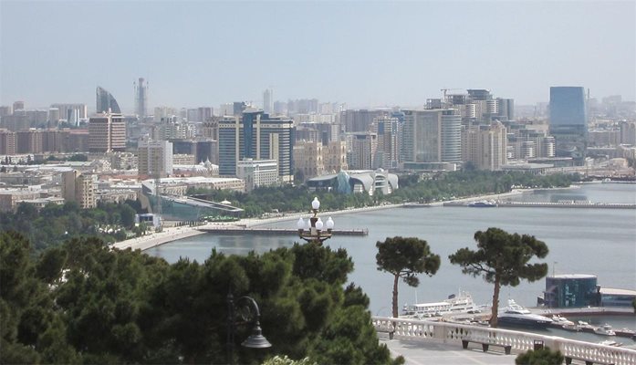 Поглед от височините на бившия градски парк “Киров” към залива на Баку. Модерното строителство в последните години е променило изцяло облика на града.
