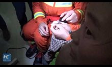 Пожарникари освобождават с флекс пръста на дете, заклещен в гайка