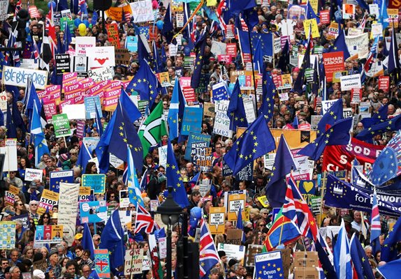 Десетки хиляди протестираха днес в Лондон срещу Брекзит Снимки: Ройтерс