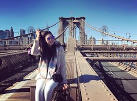Българка се снима за спомен на Бруклинския мост.