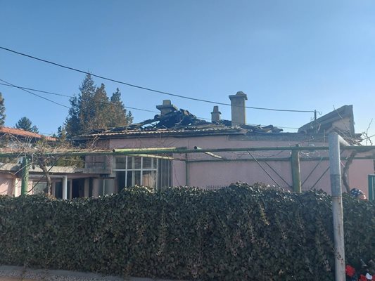 Покривът на къщата е унищожен.