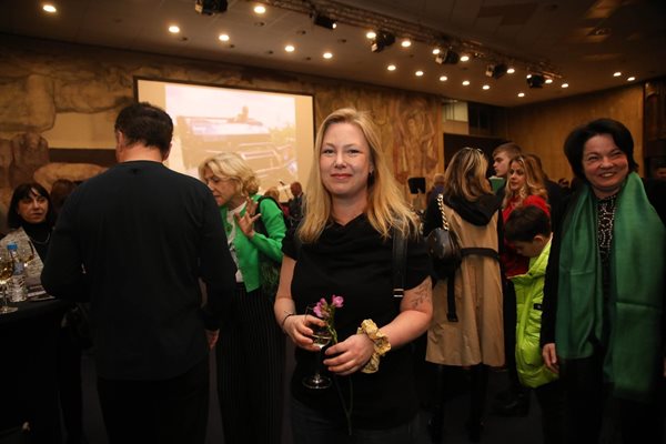 Линда Петкова избра на 8 март да бъде на премиерата на първата книга на известния журналист. СНИМКА: Николай Литов