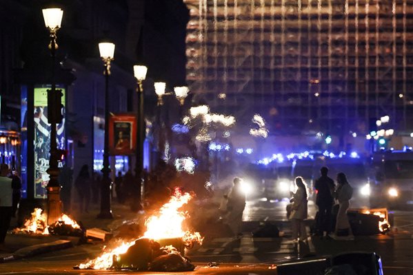 Недоволните запалиха купища боклуци в центъра на френската столица.
