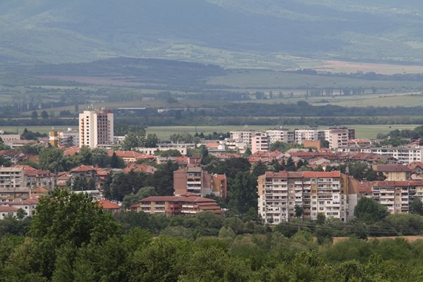 Ботевград е част от икономическия център около столицата, тъй като много негови жители пътуват всеки ден на работа в София, но в същото време самият град привлича работещи от съседните му
 общини.