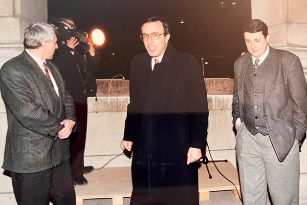 4 февруари 1997 г. - от балкона на Дондуков 2 Петър Стоянов обявява на множеството, че от БСП най-после са върнали мандата. Това не се случва 7 часа по-рано, когато президентът отказва да вземе папката на БСП. Отляво е шефът на НСО Димитър Владимиров, а отдясно - Илия Лазаров.
СНИМКА: ЛИЧЕН АРХИВ