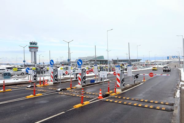 Влизането в района на летището вече е през бариери, като трябва да се вземе билетче.  
СНИМКИ: ВЕЛИСЛАВ НИКОЛОВ