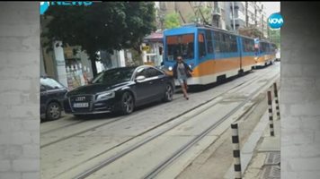 Шофьор запуши главна улица в София, два трамвая го чакат (Видео)