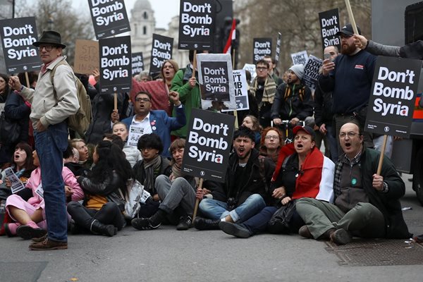 Хора излязоха да протестират в Лондон заради ударите на Великобритания в Сирия