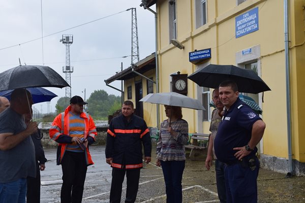 Областният управител на Велико Търново проф. Любомира попова обсъжда с ръковоството на пожарната ситуацията на гара Джулюница