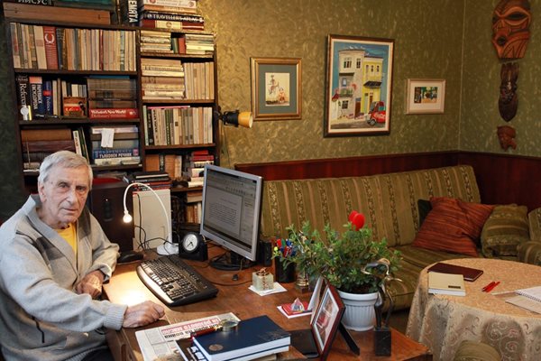 На този компютър в работния си домашен кът Петко Бочаров пишеше коментарите, анализите и книгите си.