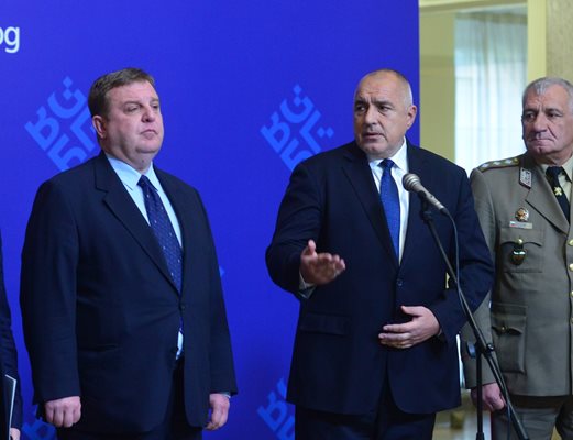 Каракачанов ще договори във вторник с Борисов името на новия министър.
