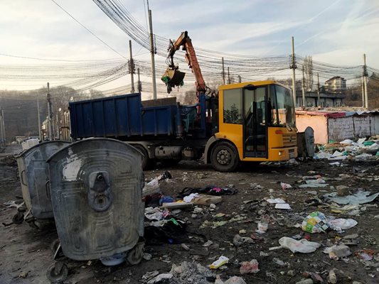 Заради горенето на отпадъци, което замърсява въздуха, общината прави регулярни проверки в общинските жилища в района на Виетнамските общежития и извозва струпаните боклуци около блоковете.

СНИМКА: РАЙОН “КРАСНА ПОЛЯНА”