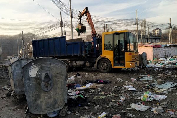 Заради горенето на отпадъци, което замърсява въздуха, общината прави регулярни проверки в общинските жилища в района на Виетнамските общежития и извозва струпаните боклуци около блоковете.

СНИМКА: РАЙОН “КРАСНА ПОЛЯНА”