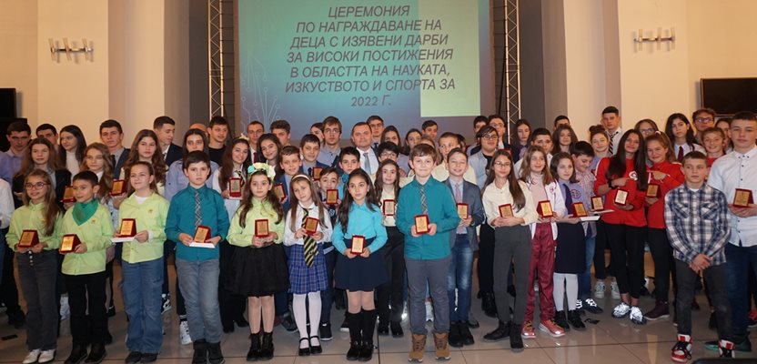 Учениците бяха наградени в няколко области – изкуство, наука и спорт
СНИМКА: Община Русе