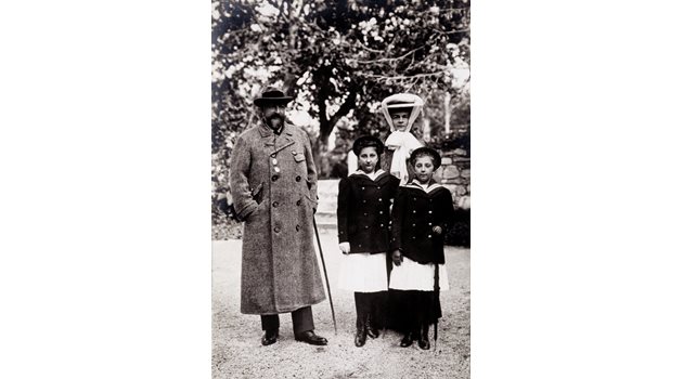Фердинанд с втората си жена Елеонора Ройс цу Кьостриц и двамата си синове - Борис и Кирил (от първата му съпруга Мария Луиза Бурбон Пармска).