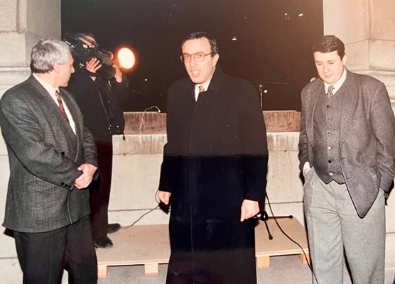 4 февруари 1997 г. - от балкона на Дондуков 2 Петър Стоянов обявява на множеството, че от БСП най-после са върнали мандата. Това не се случва 7 часа по-рано, когато президентът отказва да вземе папката на БСП. Отляво е шефът на НСО Димитър Владимиров, а отдясно - Илия Лазаров.
СНИМКА: ЛИЧЕН АРХИВ