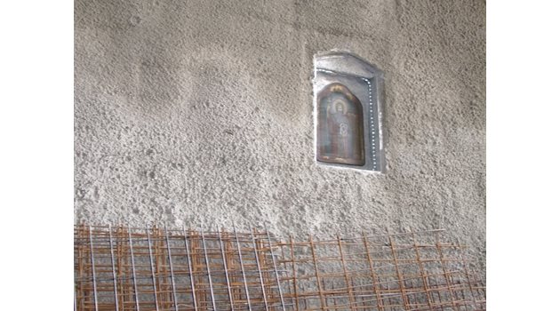 2 икони на Св. Иван Рилски спасили тримата работници, затрупани от 12 т земна маса (Обзор)