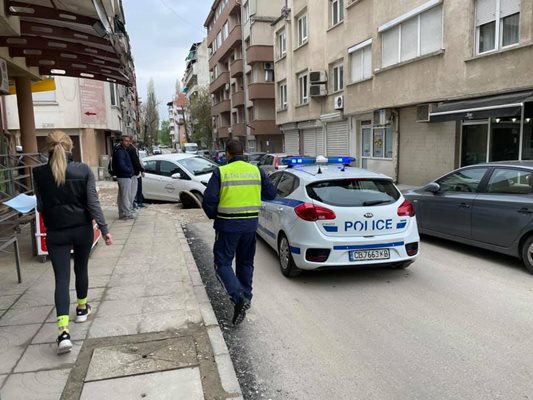 Полицаите съставили акт на шофьорката, чийто кола пропадна в шахта.