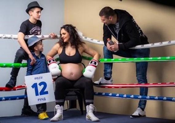Тервел Пулев, двамата му синове и Диана, преди да роди третото им момченце.