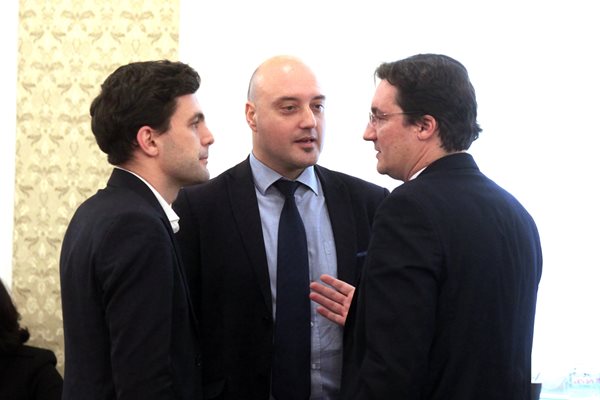 Крум Зарков, Атанас Славов и Никола Минчев на заседанието на правната комисия.