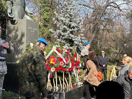 Граждани обсипаха с цветя и венци паметника.