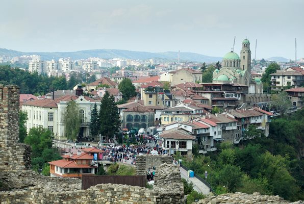 Велико Търново е един от икономическите центрове в страната  с най-добра образователна структура  - има много голям дял на висшистите.