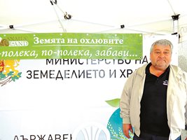 Стефан Стефанов продава продукцията от охлюви на фермерския пазар във Варна всяка неделя