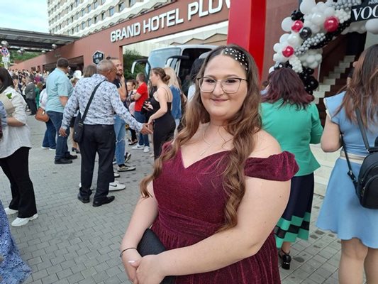 Абитуриентка от гимназията в Перущица е щастлива, че завършва.