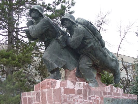 Паметникът на Любомир Далчев "Устрем" в Търговище, посветен на падналите за национално обединение, е открит през 1939 година.