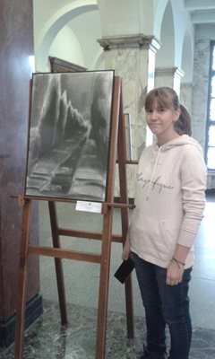 16-годишната Зорница Йовева до една от своите картини - "Кипариси"