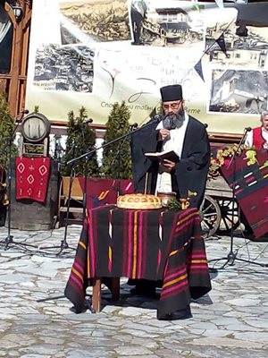Отец Николай служи в църквата в Мелник