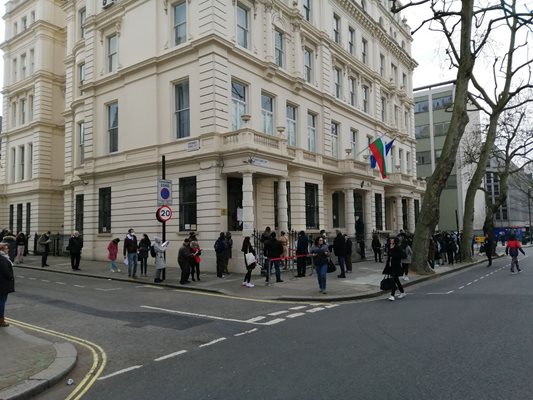 Българи чакат пред посолството ни в Лондон, за да гласуват на парламентарните избори на 4 април 2021 г. СНИМКА: Павлина Трифонова
