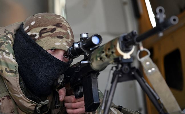 Снайперист от руските въоръжени сили участва във военни учения на полигон в Ростовска област, съседна на западната граница на Украйна.