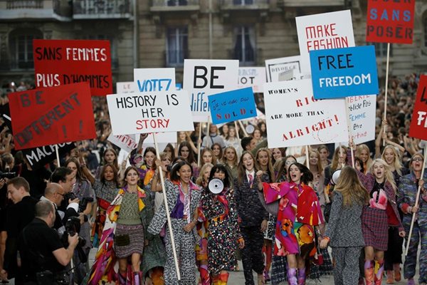 Манекенките, облечени изцяло в туид, дефилират с лозунги в подкрепа на правата на жените. Идеята е на Карл Лагерфелд.