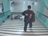 Издирват мъж, ритнал 38-годишен по стълбите в метрото в Берлин (Видео)