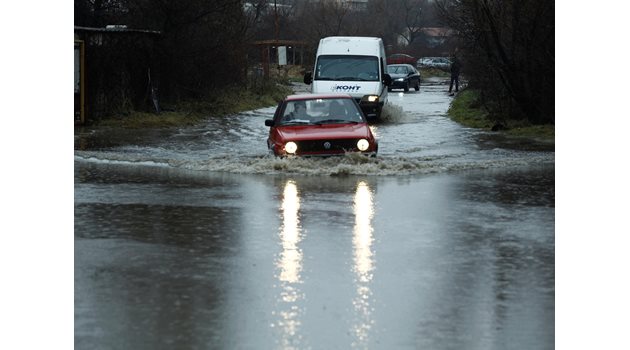 Дъждът наводни улици в “Горна баня” и булеварди в София. СНИМКА: ЙОРДАН СИМЕОНОВ