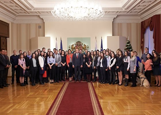 Общо 57 младежи участваха в стажантската програма на президентската институция през 2017 г. СНИМКА: Президентство на Република България