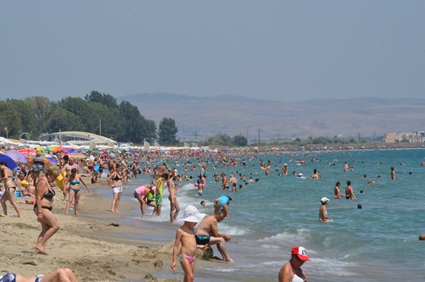 Северният плаж в Бургас е сред най-посещаваните през лятото.