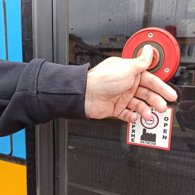 Край на COVID: Бутоните за отваряне на вратите в автобусите в София работят
