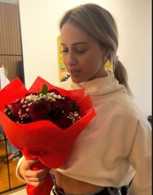 Бакалова държи голям букет рози, подарени от Валери. Снимка Инстаграм