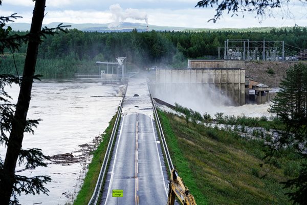 En dammur brister i Norge Foto: Reuters