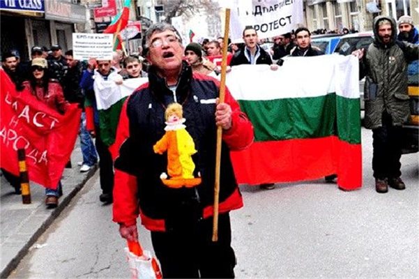 &quot;Дядя Ваня&quot; се самозапали символично на протеста в Пловдив